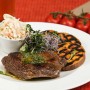 Rib eye steak s grilovaným batatom a so šalátom „coleslaw“