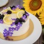 Citrónová torta s fialkovým krémom a čučoriedkami