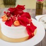 Pistáciová torta s ružovým krémom a malinami