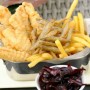 Fish and chips s cibuľovým čatní