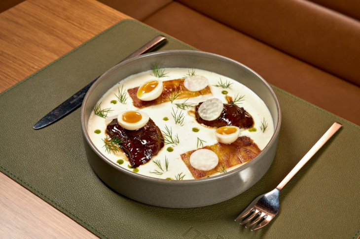 Dusené bravčové líčka s kalerábovou omáčkou a so zemiakmi