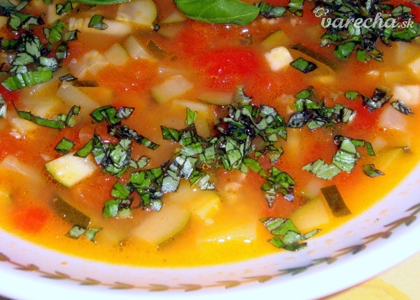 Jemná polievka z lúpaných paradajok s cuketami (fotorecept)