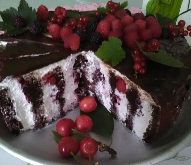 Výborná čokoládová torta bez múky s ovocím (fotorecept)