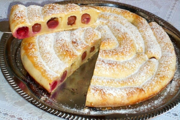 Višňovo-čerešňový točený koláč (fotorecept)