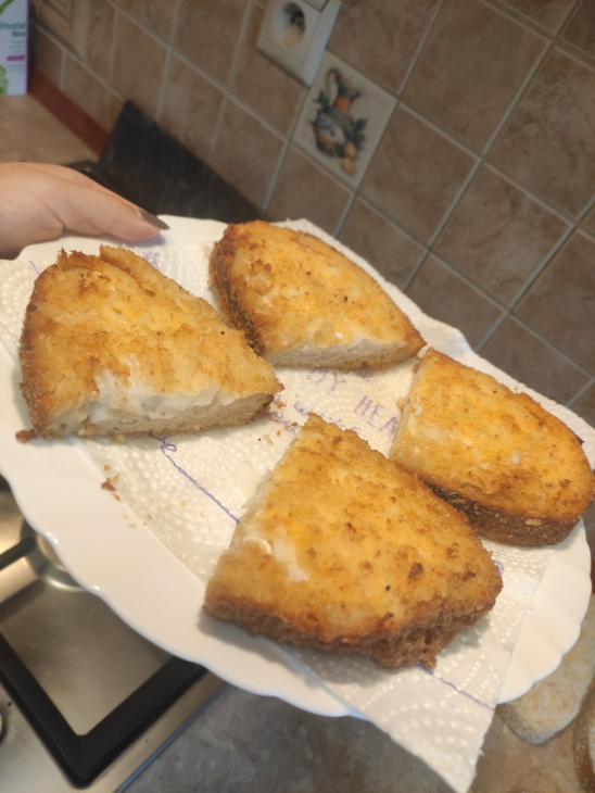 Vyprážaný chlieb so syrom a cibuľkou
