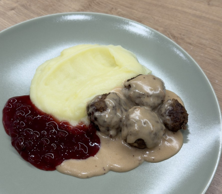 Švédske mäsové guľôčky so smotanovou omáčkou a zemiakovou kašou (fotorecept)