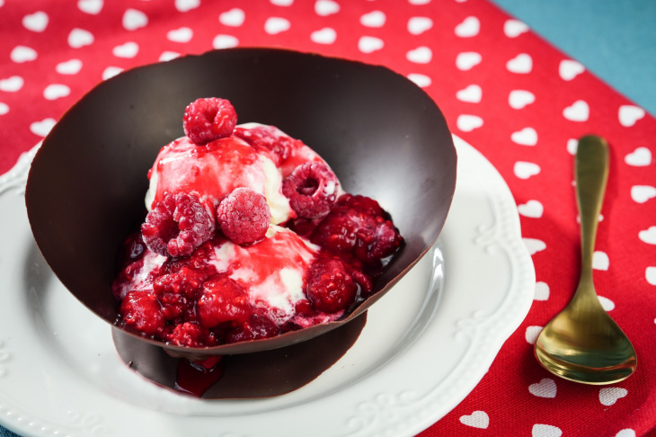 Horúca láska, luxusný malinový dezert v domácich čokoládových miskách (videorecept)