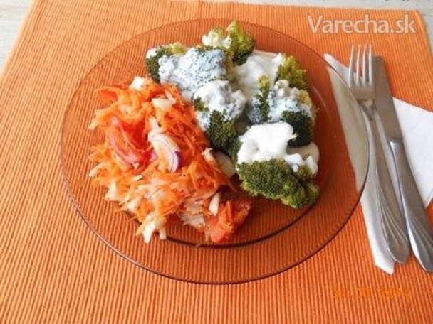 Brokolica s bryndzou a zeleninovým šalátom