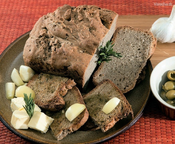 Chlieb s cesnakom, rozmarínom a olivami
