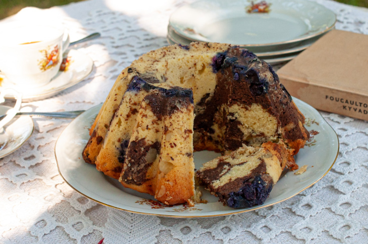 Mramorovaná bábovka s tvarohom a čučoriedkami