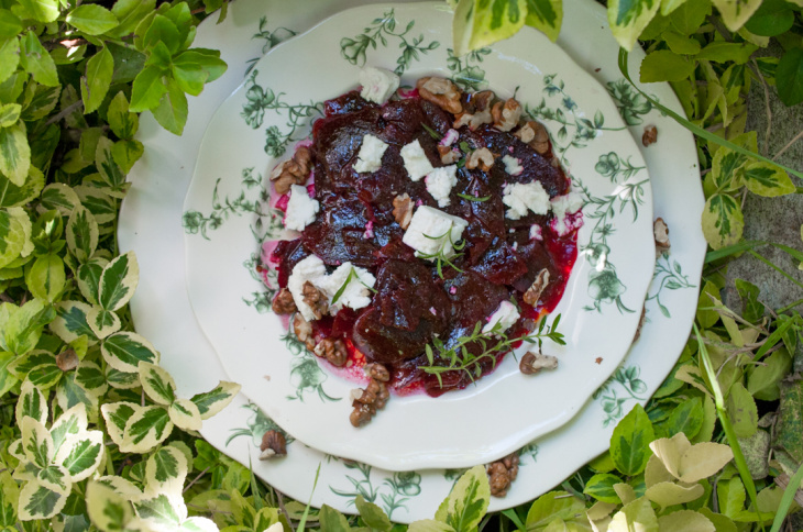 Cviklové carpaccio s kozím syrom a orechmi