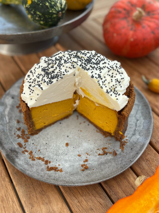 Tekvicový cheesecake so šľahačkovým krémom