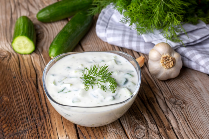 Grécke tzatziky, šalátové osvieženie z uhoriek a jogurtu