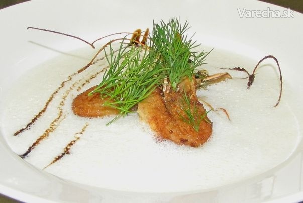 Krémová karfiolová polievka s praženými krevetami