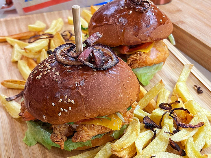 Radov burger s kuracími stripsami PRETO Radoma