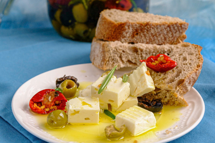 Nakladaný syr feta s olivami a feferónkami