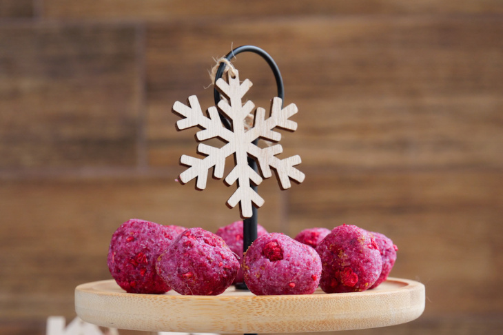 Raw nepečené mandľové guľôčky s malinami