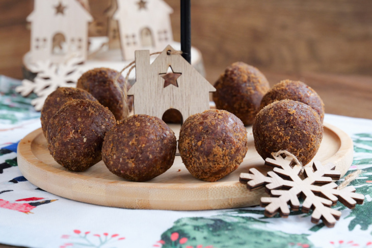 Raw nepečené perníkové guľôčky