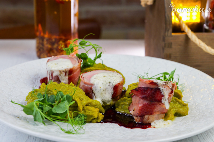 Pníky z bravčovej panenky obalené v slaninke s demi–glace