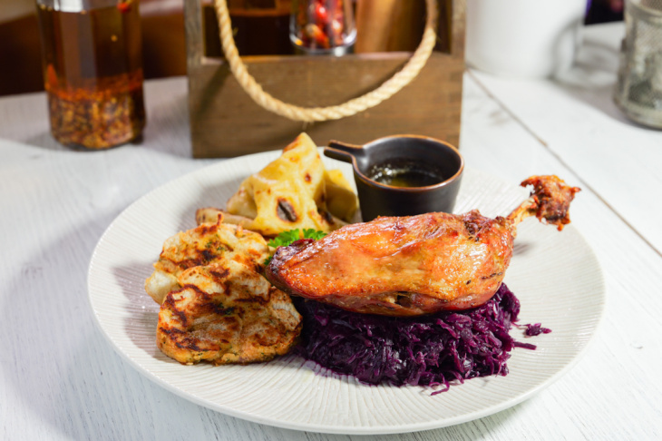 Konfitované kačacie stehná s karamelizovanou červenou kapustou