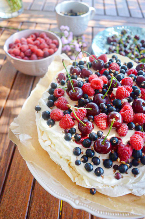 Pavlovovej torta so sezónnym ovocím