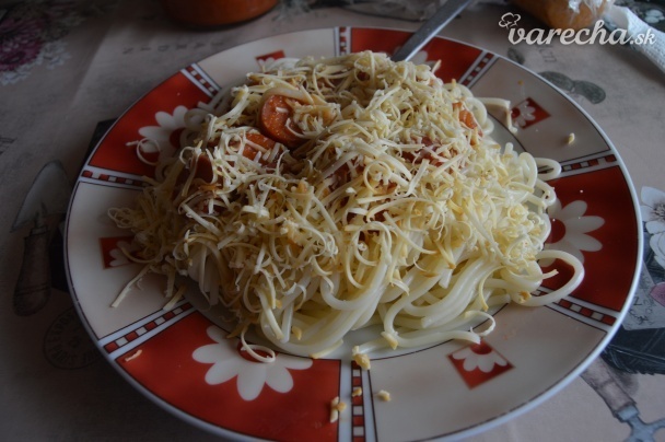 Špagety s párkovou omáčkou