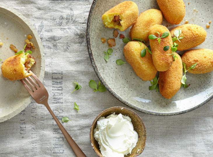 Vyprážané zemiakové krokety plnené údeným mäsom