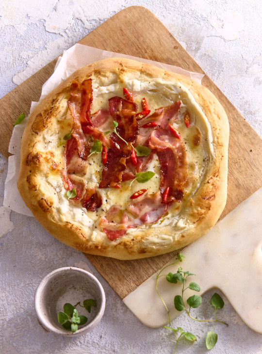 Kysnutá pizza s ricottou, mozzarellou a so slaninou