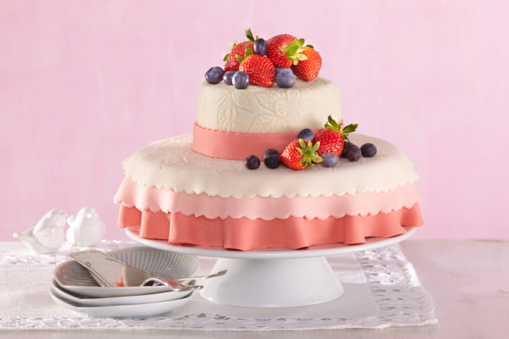 Svadobná torta s krémom z bielej čokolády a ovocím