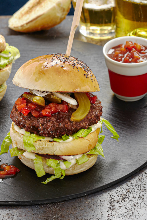 Double burger s červenou repou