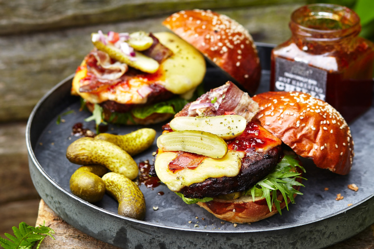 Burger so slaninou a s čili džemom