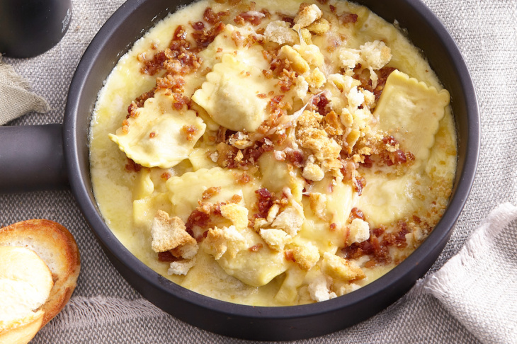 Ravioli v smotanovej omáčke s chrumkavou slaninou