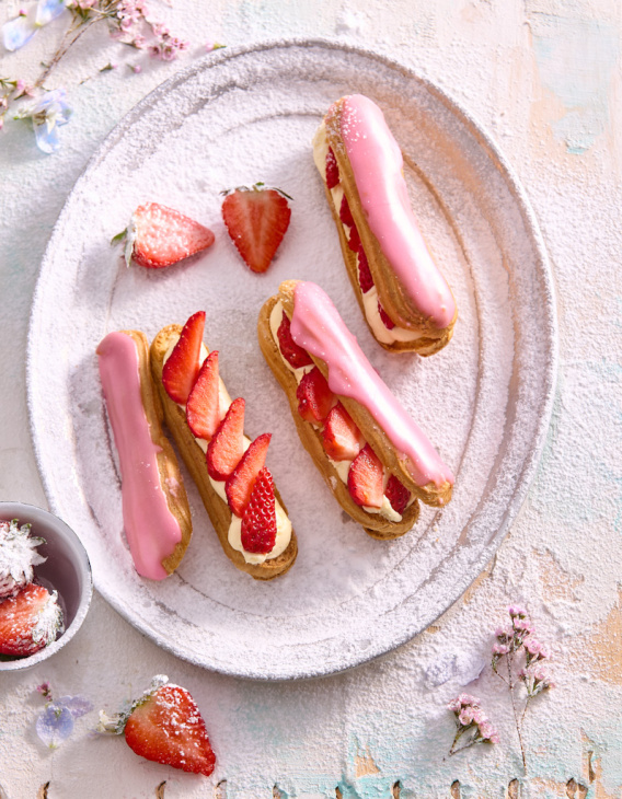Éclairs s vanilkovým krémom a jahodami