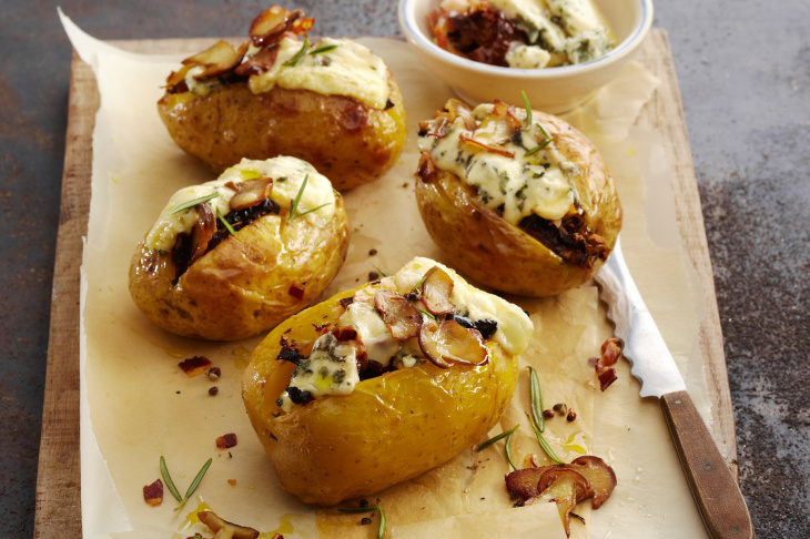 Pečené zemiaky plnené slaninou, sušenými paradajkami a hubami