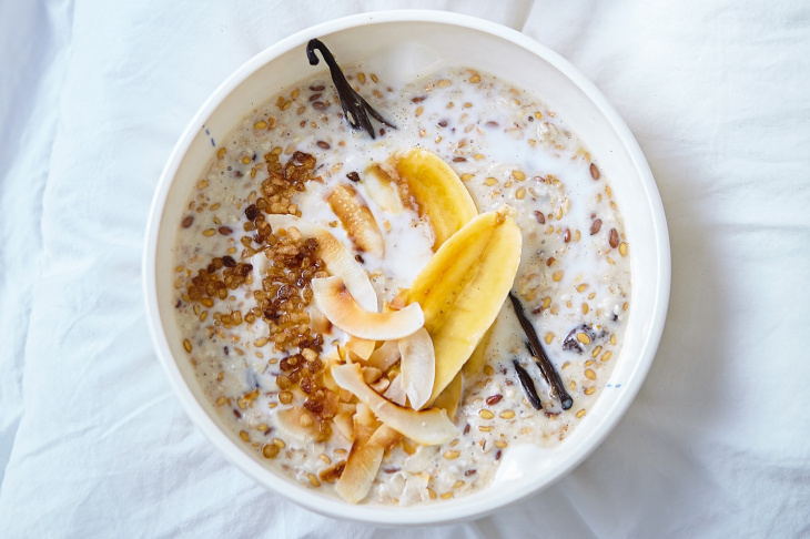 Kaša z ovsených vločiek s kokosom a banánom