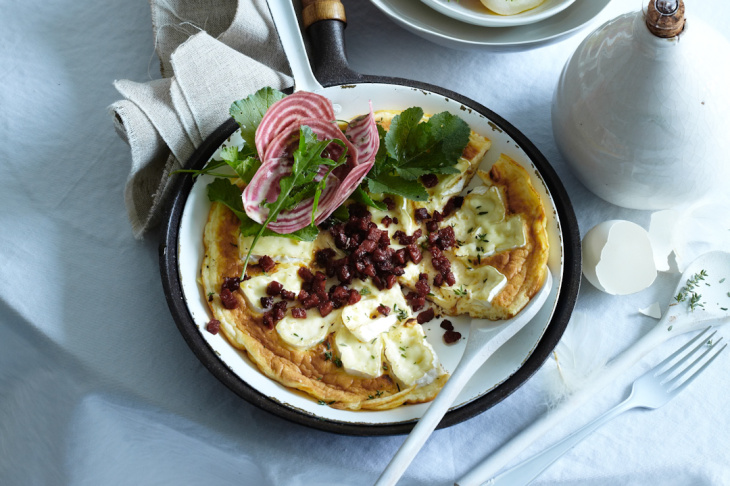 Frittata s plesňovým syrom a chrumkavou klobáskou