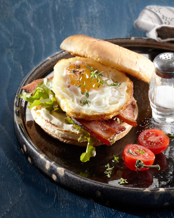 Hamburgerová žemľa s vajíčkom a so slaninou