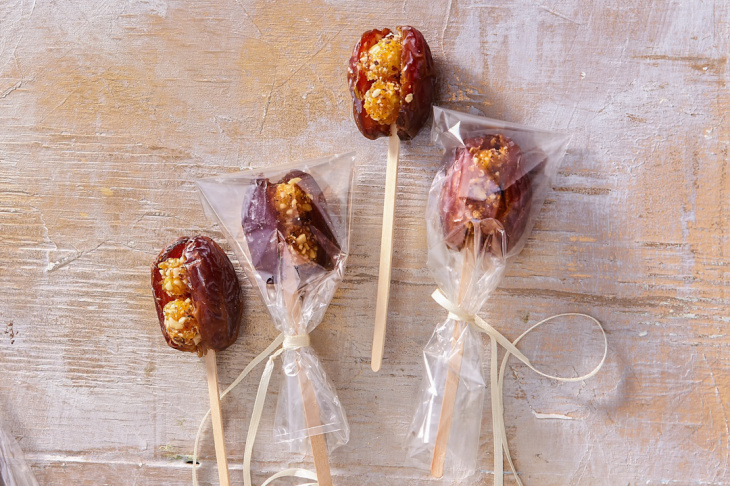 Datle plnené lieskovcami v griláži