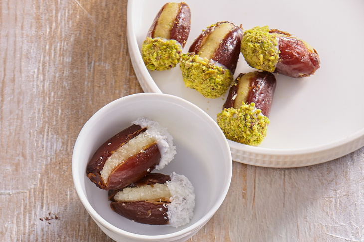 Plnené datle s kokosom a pistáciovým marcipánom