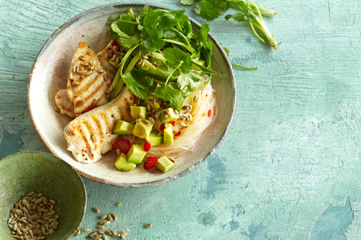 Sklenené rezance s kuracím mäsom a avokádom