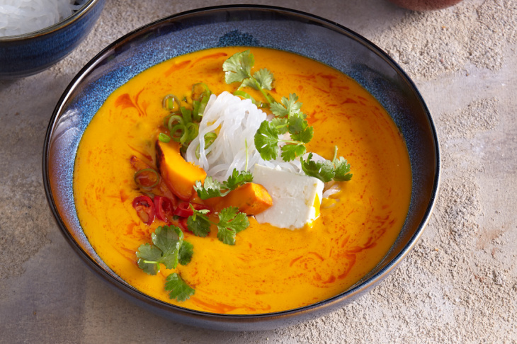 Tekvicová polievka s tofu a ryžovými rezancami