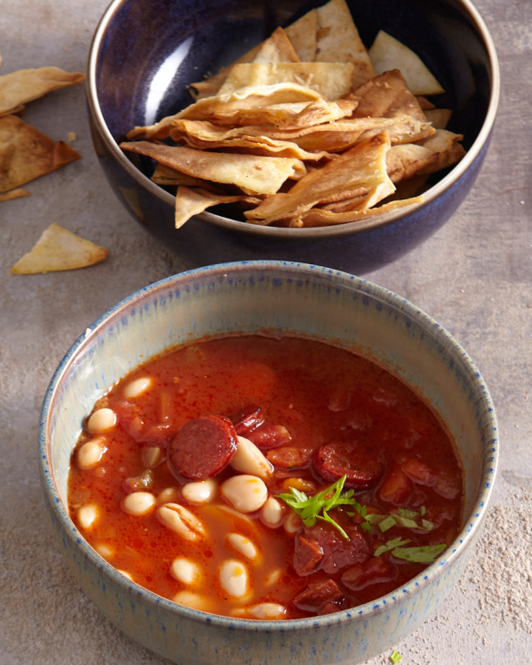 Paradajková polievka s klobásou a fazuľou