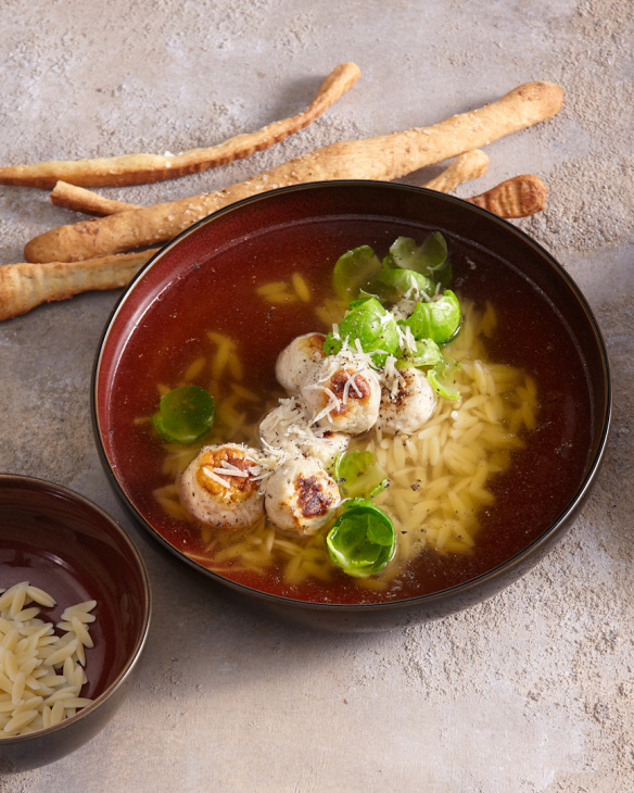 Vývar s pečenými mäsovými knedličkami