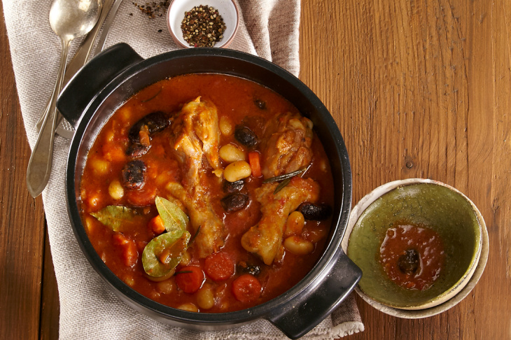 Kuracie stehná s fazuľou, batatmi a mrkvou