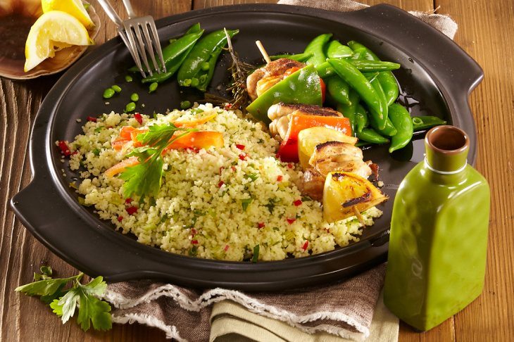 Kuracie špízy s kuskusom a hráškom