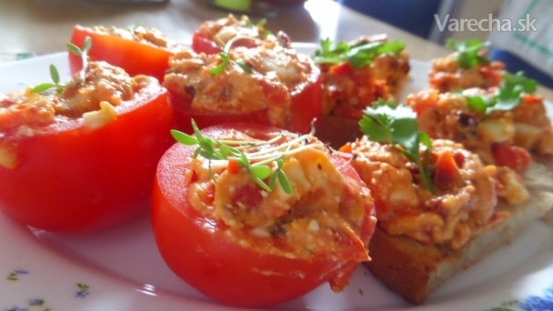 Šťavnaté prekvapenie: 10 teplých aj studených variácií na plnené paradajky