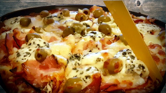Zdravšia nízkosacharidová pizza bez múky a lepku s brokolicovo-syrovým cestom (videorecept)
