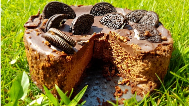 Čokoládovo-čokoládový cheesecake so sušienkami Oreo (videorecept)