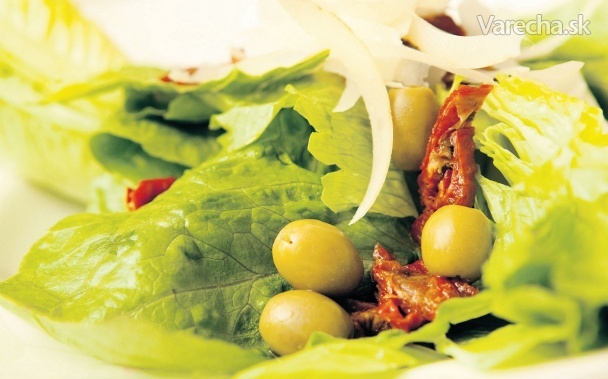 Rímsky šalát so sušenými paradajkami, olivami a parmezánom