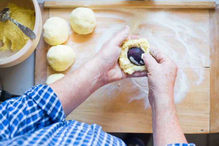 Rôzne druhy cesta, rôzne pravidlá. Na čo si dať pozor pri príprave sladkých knedličiek?